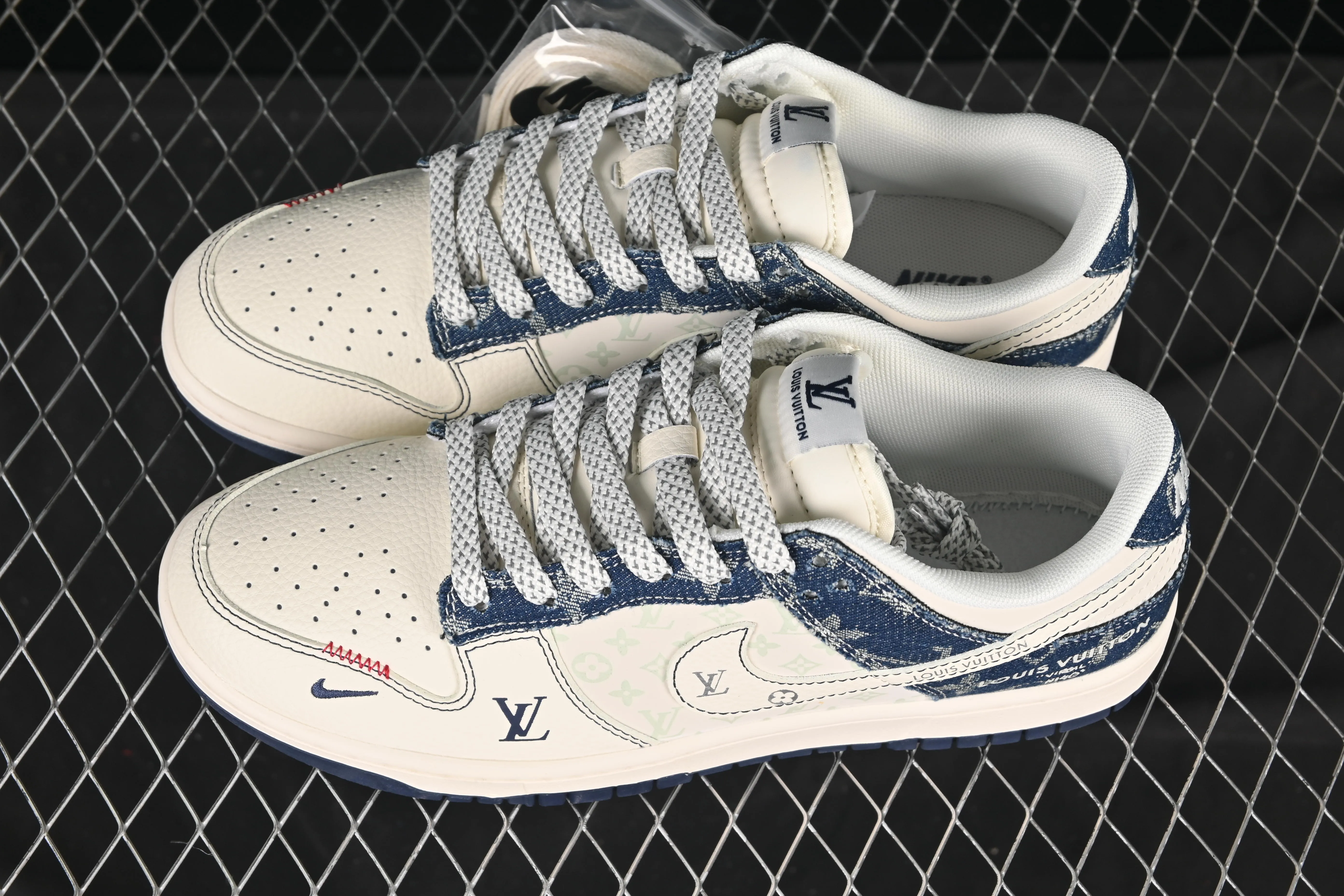 All categories Nk SB Dunk Series Nk SB Dunk Low High-end customized low-top sneakers Nike SB Dunk Low LV joint blue and white hook Anniversary high-end customized low-top casual sneakers YX5066-375